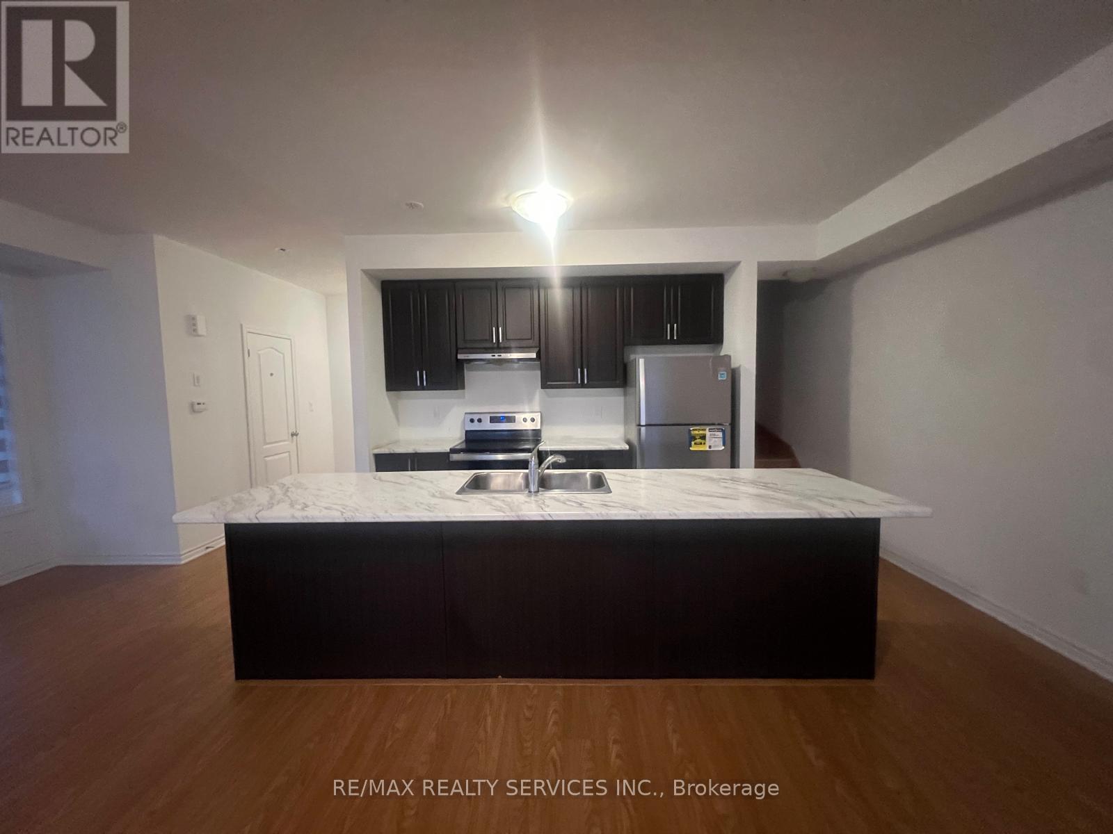 4 Joseph Halbert Place, Caledon, Ontario  L7C 4L4 - Photo 3 - W12512190