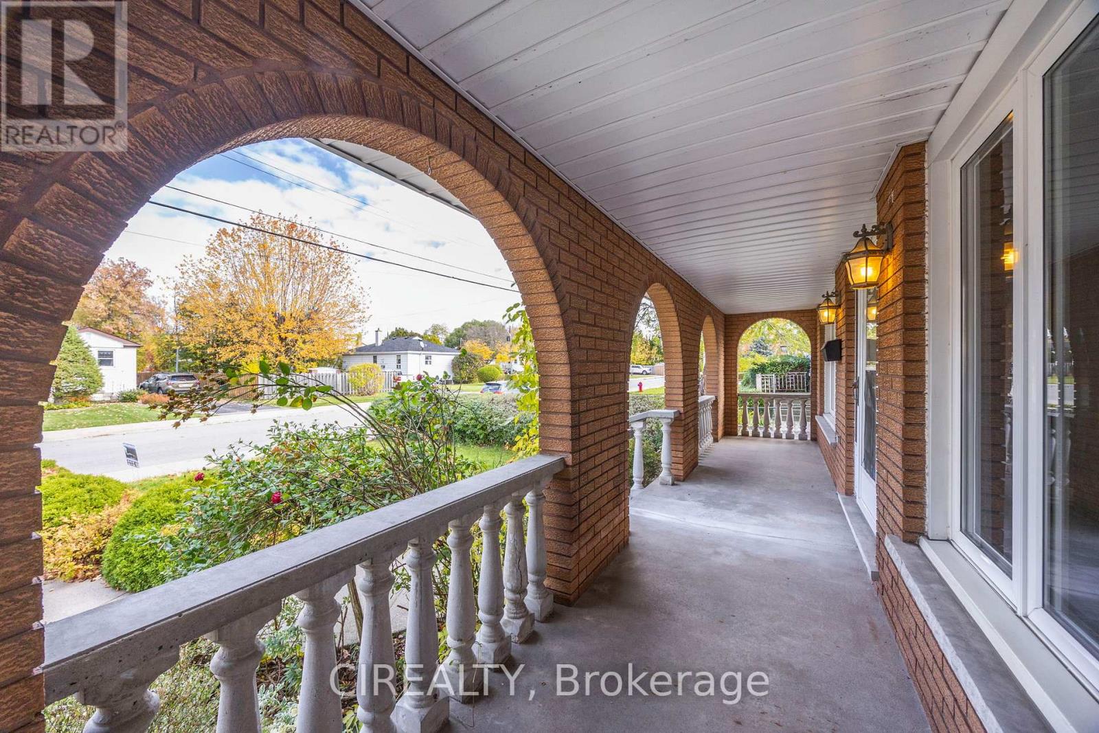 142 Norrie Avenue, Hamilton, Ontario  L9A 2E6 - Photo 3 - X12512302