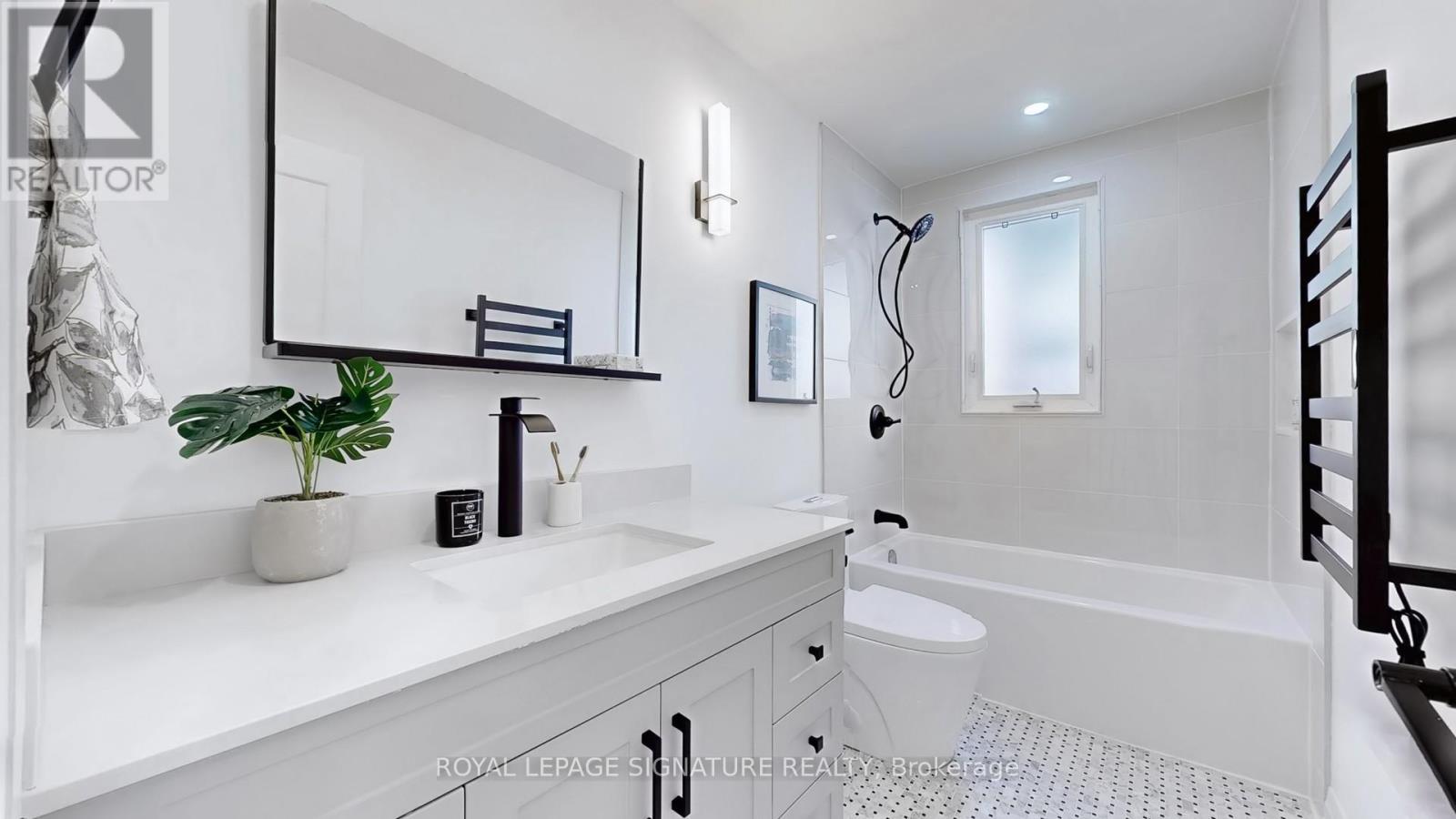 914 Broadview Avenue, Toronto, Ontario  M4K 2R1 - Photo 19 - E12512406