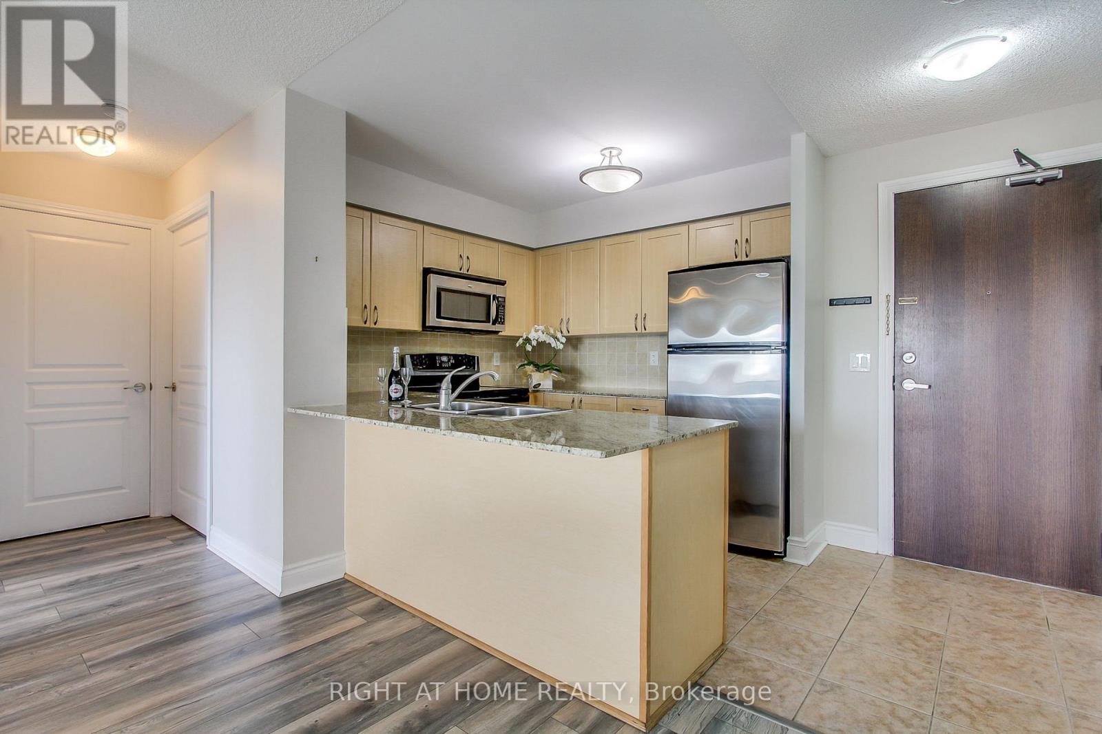 712 - 7 North Park Road, Vaughan, Ontario  L4J 0C9 - Photo 10 - N12512344