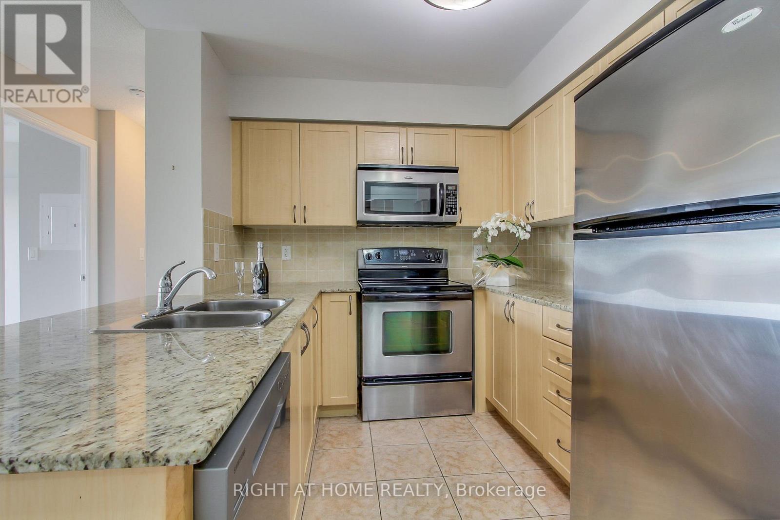 712 - 7 North Park Road, Vaughan, Ontario  L4J 0C9 - Photo 11 - N12512344