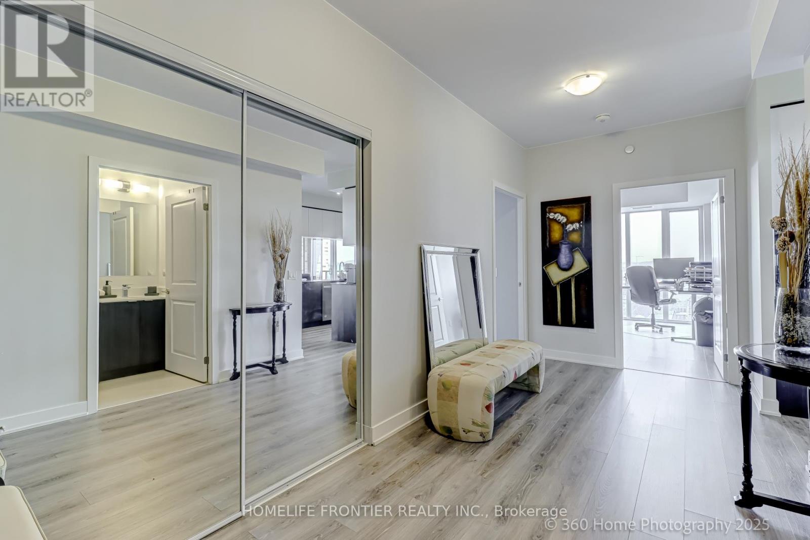 904 - 100 Eagle Rock Way W, Vaughan, Ontario  L6A 5B9 - Photo 3 - N12512432