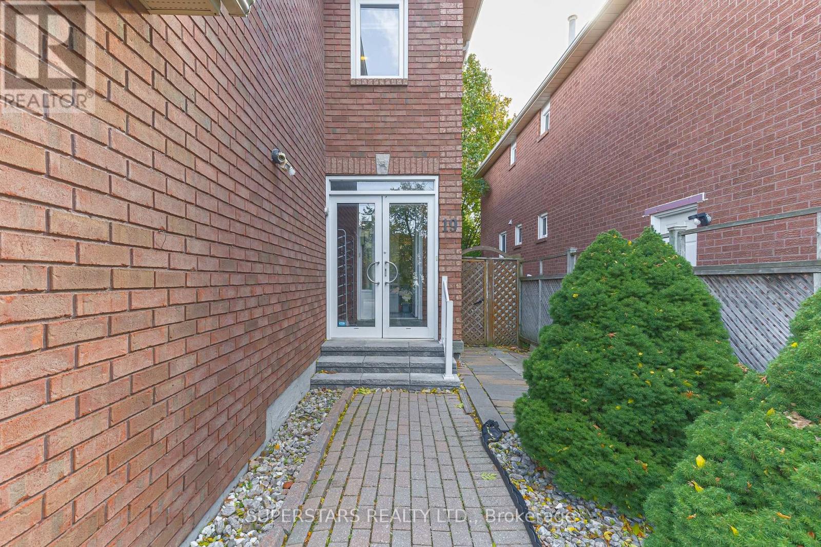 19 Justus Drive, Richmond Hill, Ontario  L4C 9Z4 - Photo 2 - N12512510