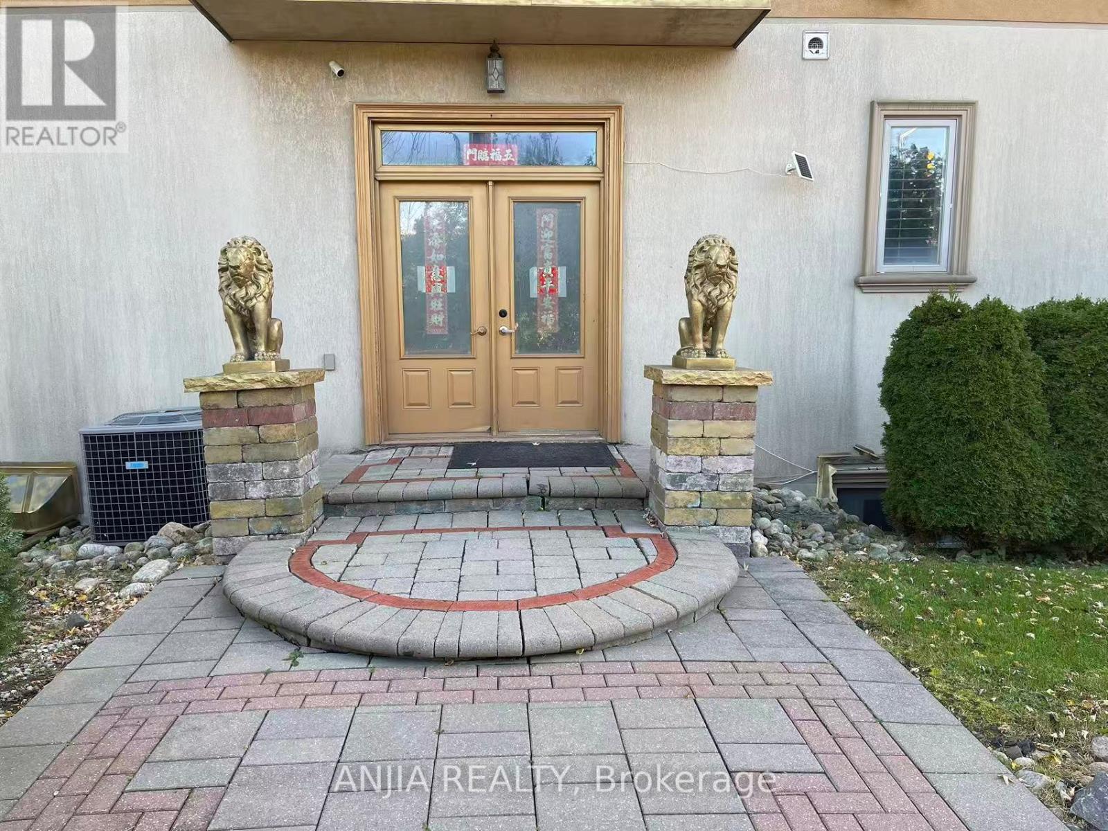 83 Elm Avenue, Richmond Hill, Ontario  L4C 6K8 - Photo 2 - N12512584