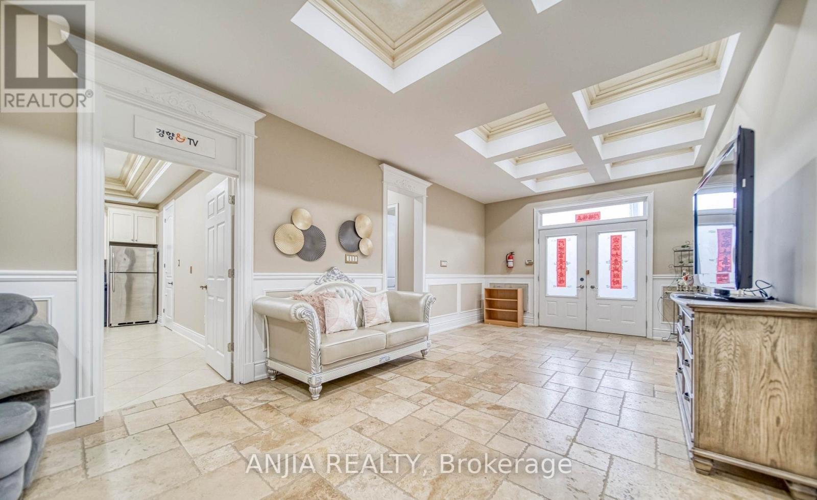 83 Elm Avenue, Richmond Hill, Ontario  L4C 6K8 - Photo 3 - N12512584