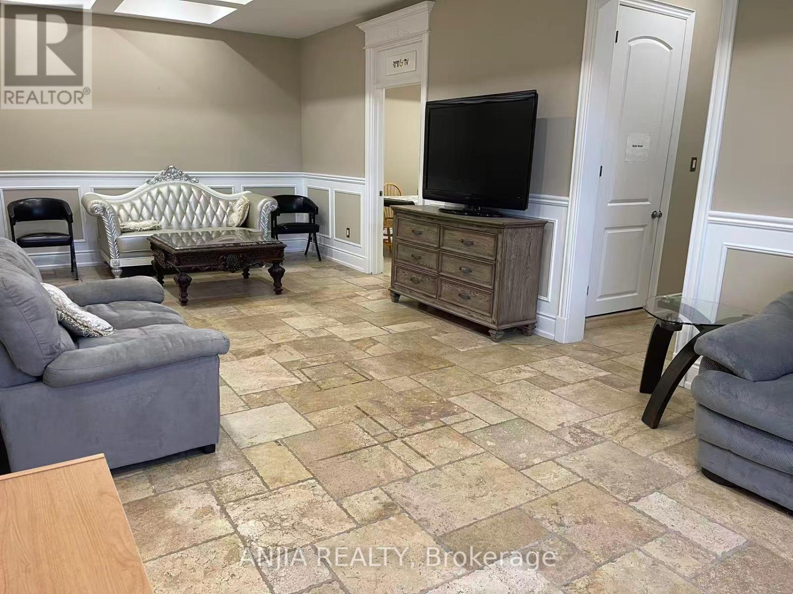 83 Elm Avenue, Richmond Hill, Ontario  L4C 6K8 - Photo 4 - N12512584