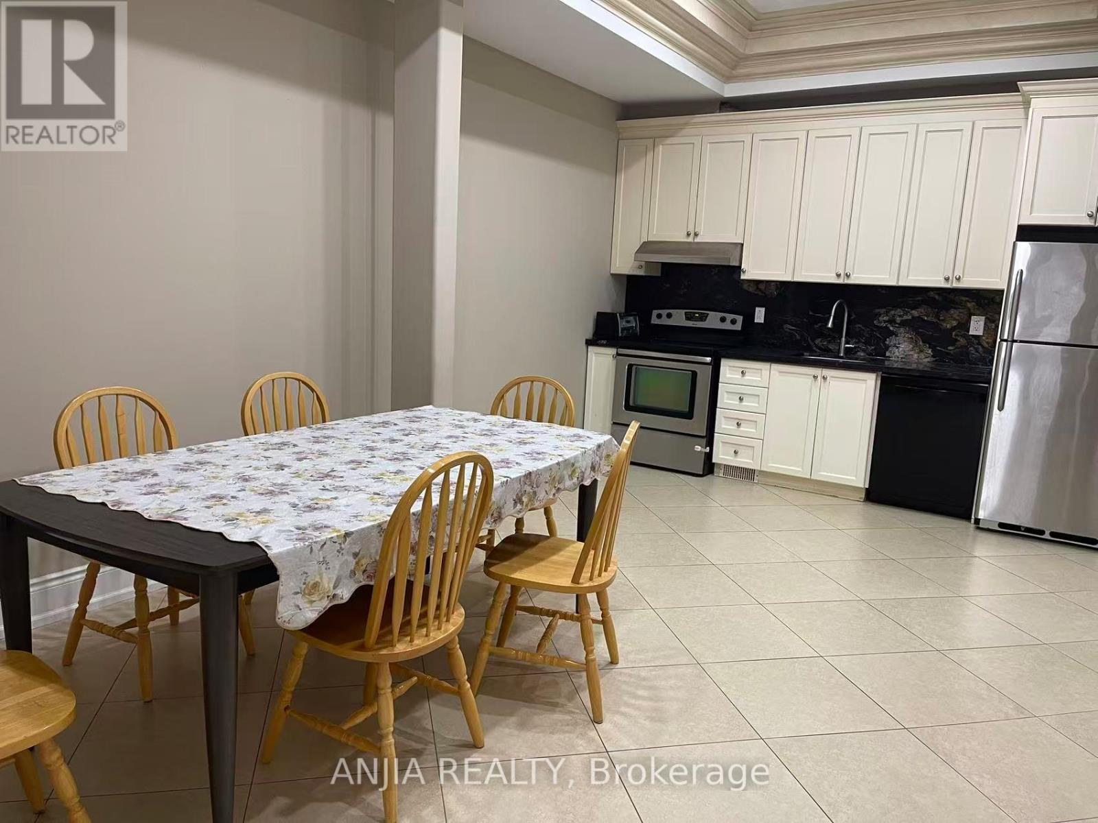 83 Elm Avenue, Richmond Hill, Ontario  L4C 6K8 - Photo 7 - N12512584