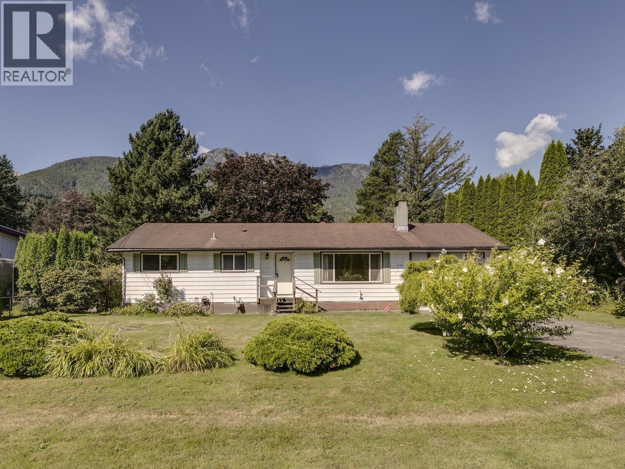 41587 Grant Road, Squamish, British Columbia V0N 1H0 - Photo 2 - R3064969