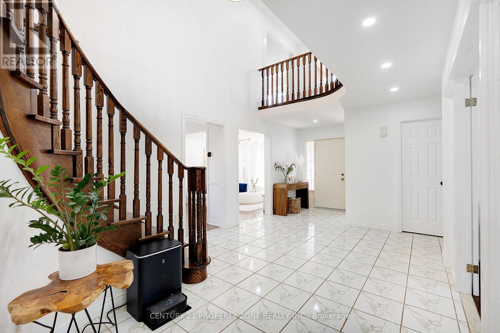 380 Summerchase Drive, Oakville, Ontario  L6H 5T7 - Photo 7 - W12478744