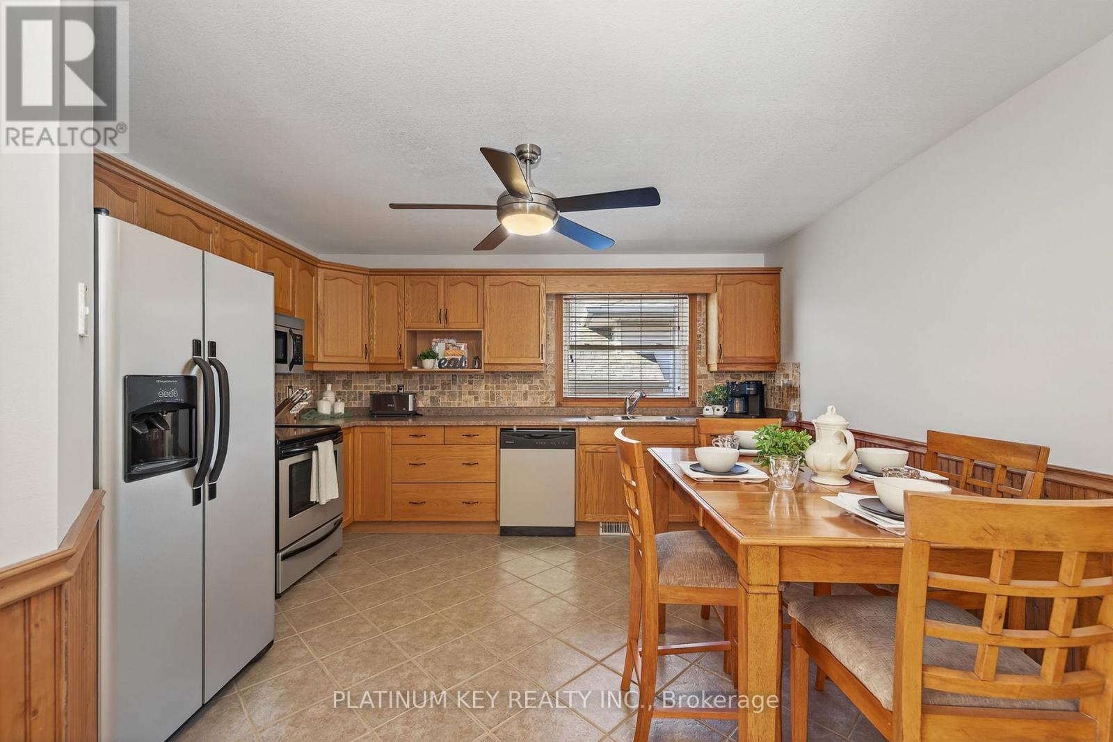 29 Dell Drive, Strathroy-Caradoc, Ontario  N7G 1C6 - Photo 10 - X12446254