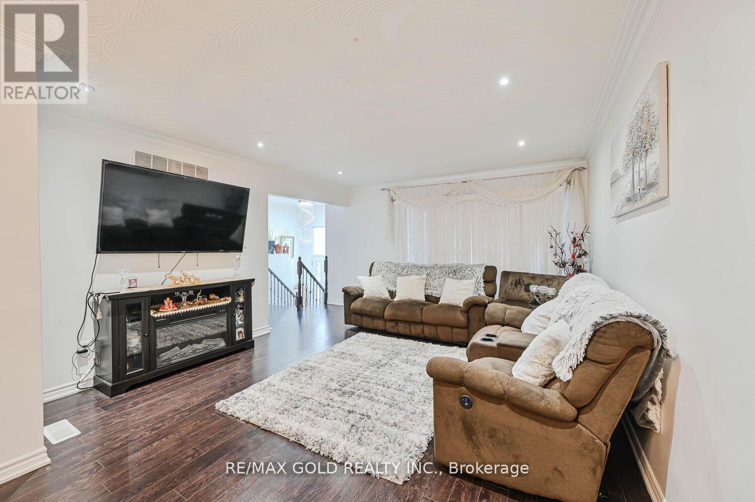 7296 Sigsbee Drive, Mississauga, Ontario  L4T 4A2 - Photo 10 - W12512332