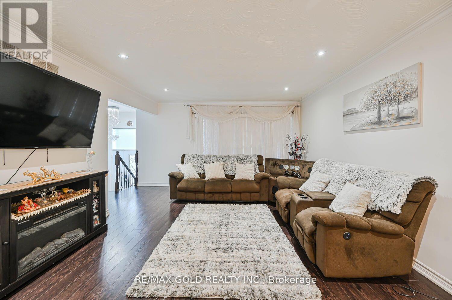 7296 Sigsbee Drive, Mississauga, Ontario  L4T 4A2 - Photo 11 - W12512332