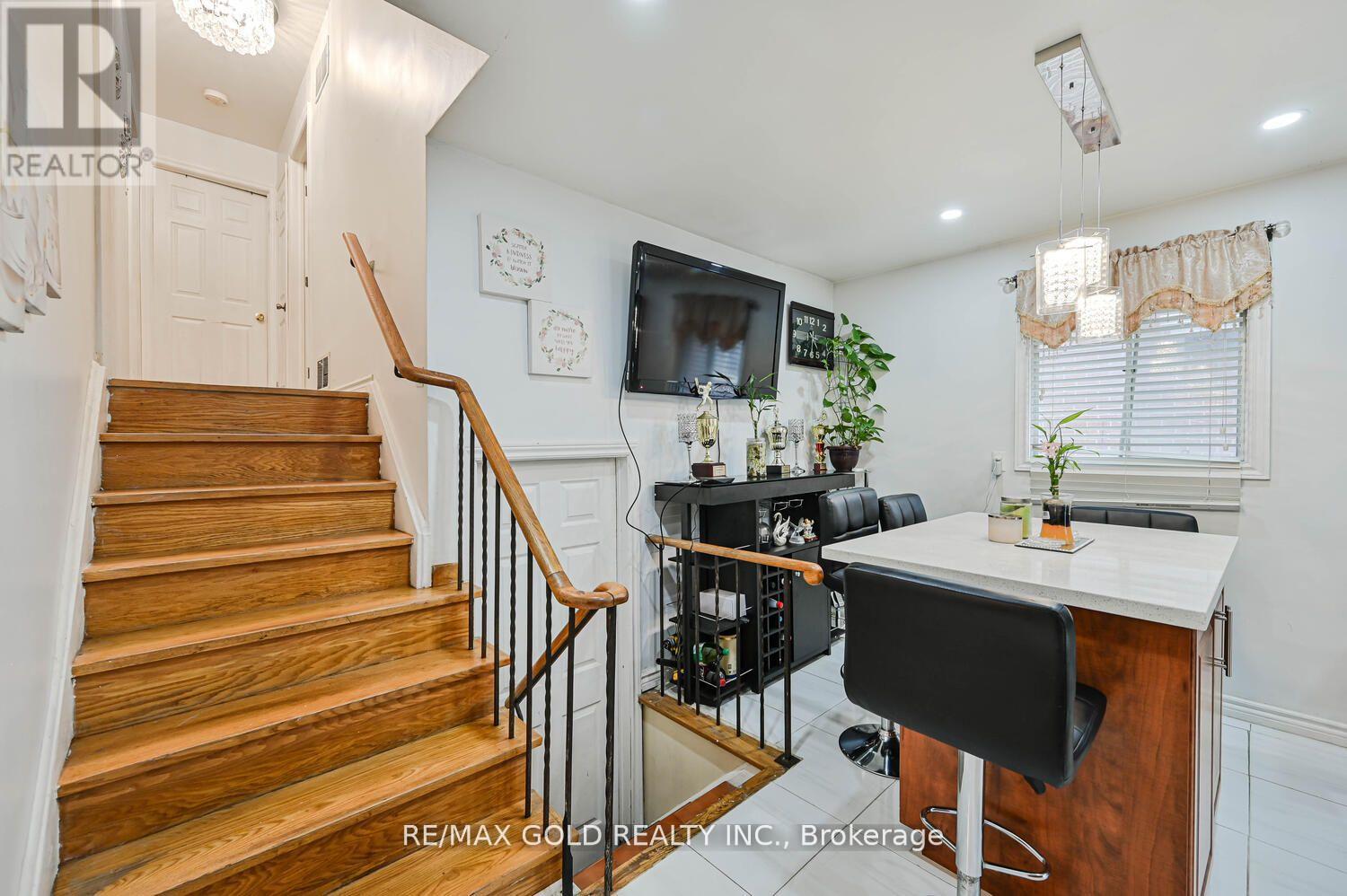 7296 Sigsbee Drive, Mississauga, Ontario  L4T 4A2 - Photo 12 - W12512332