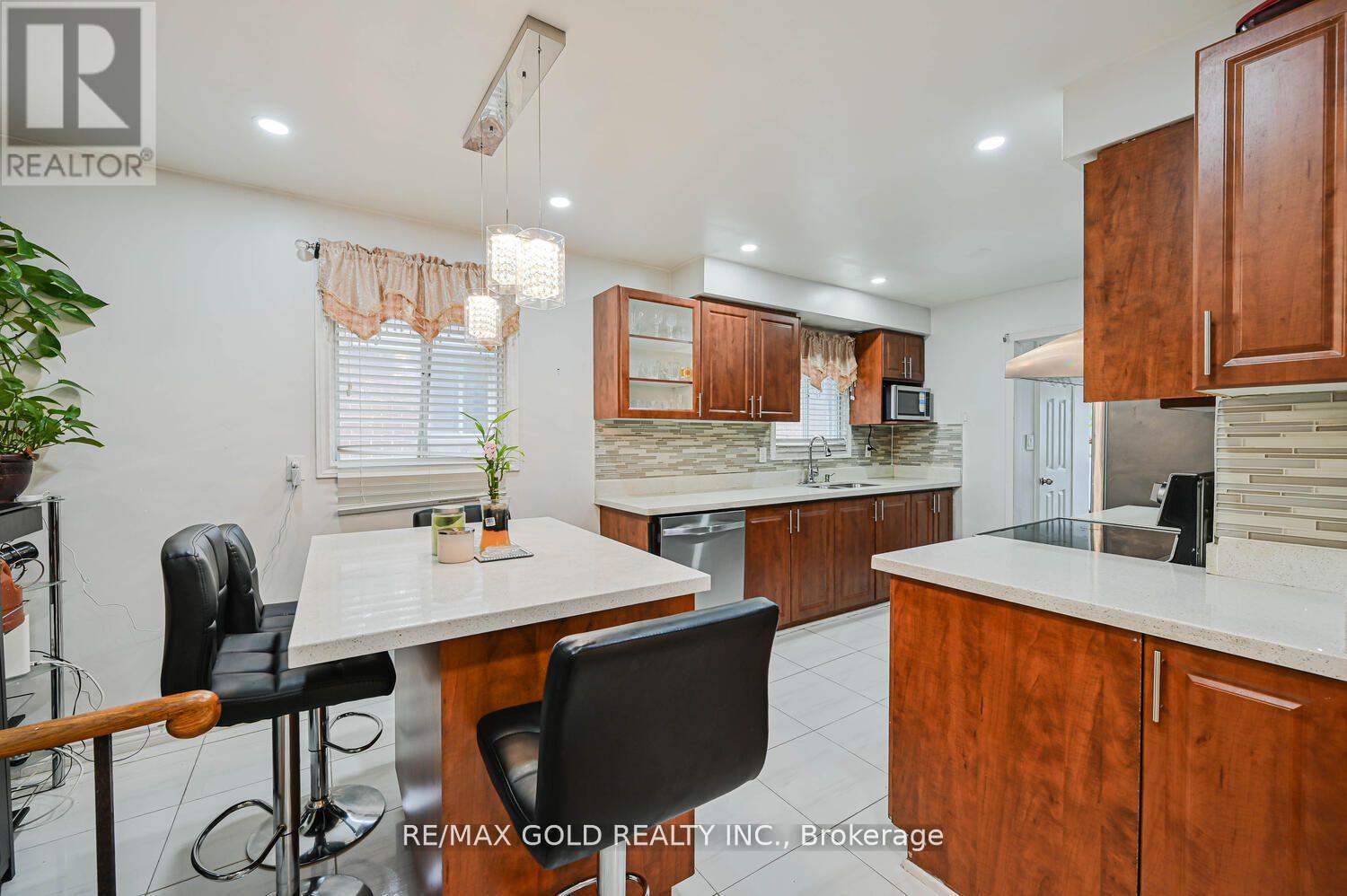 7296 Sigsbee Drive, Mississauga, Ontario  L4T 4A2 - Photo 13 - W12512332