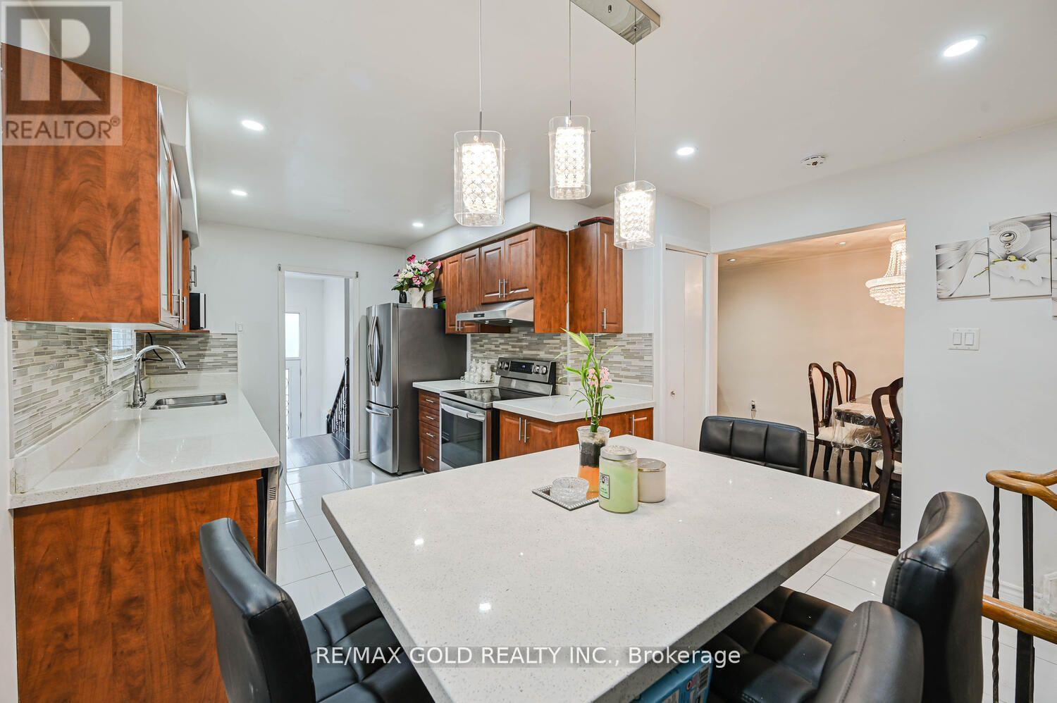 7296 Sigsbee Drive, Mississauga, Ontario  L4T 4A2 - Photo 14 - W12512332