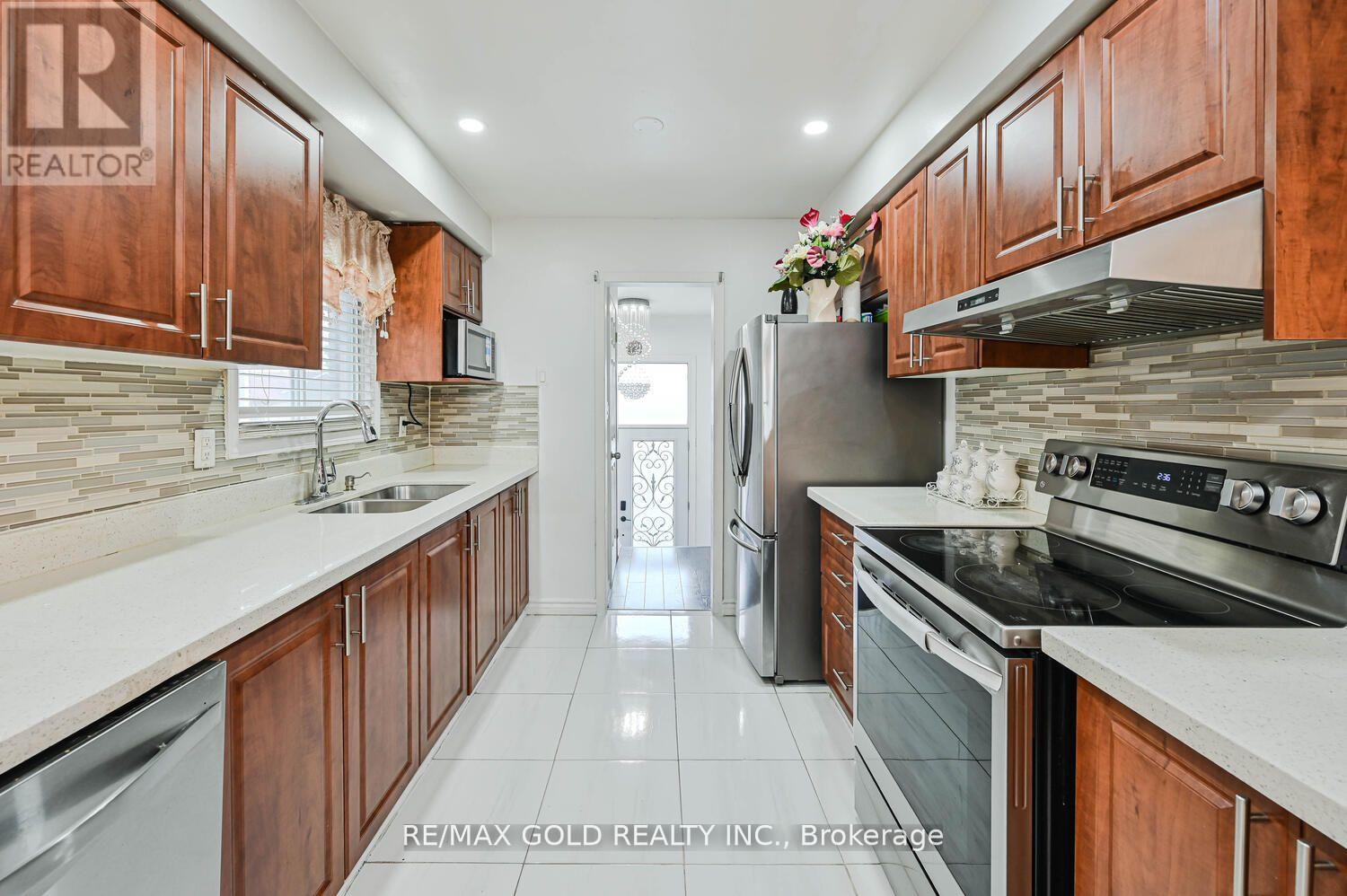 7296 Sigsbee Drive, Mississauga, Ontario  L4T 4A2 - Photo 15 - W12512332