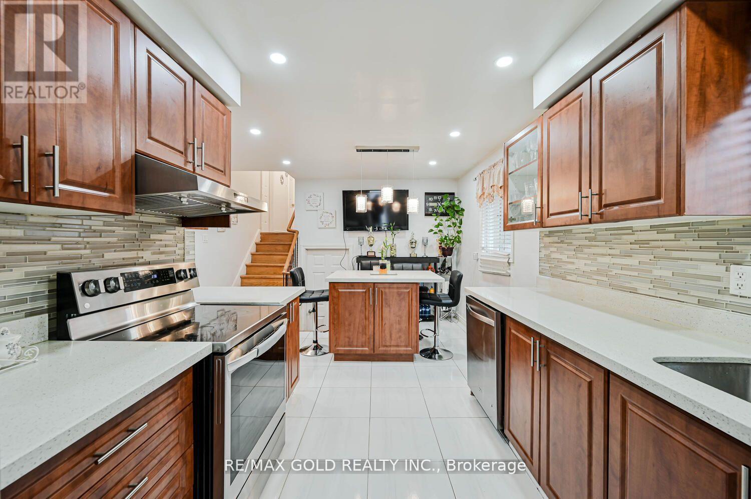 7296 Sigsbee Drive, Mississauga, Ontario  L4T 4A2 - Photo 17 - W12512332