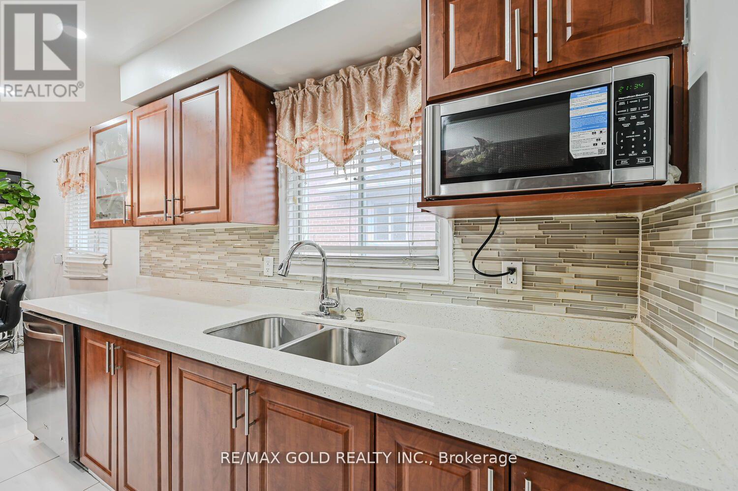 7296 Sigsbee Drive, Mississauga, Ontario  L4T 4A2 - Photo 18 - W12512332