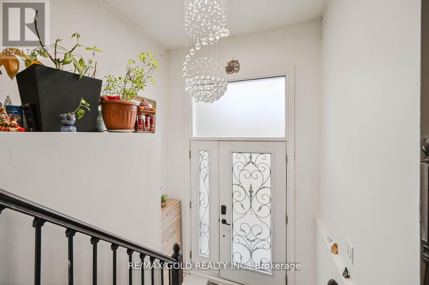 7296 Sigsbee Drive, Mississauga, Ontario  L4T 4A2 - Photo 3 - W12512332