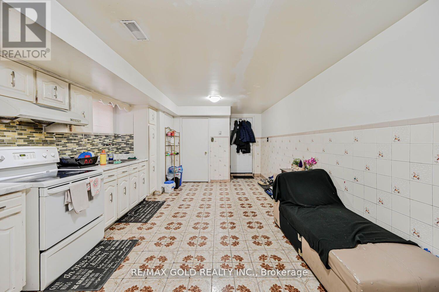 7296 Sigsbee Drive, Mississauga, Ontario  L4T 4A2 - Photo 30 - W12512332