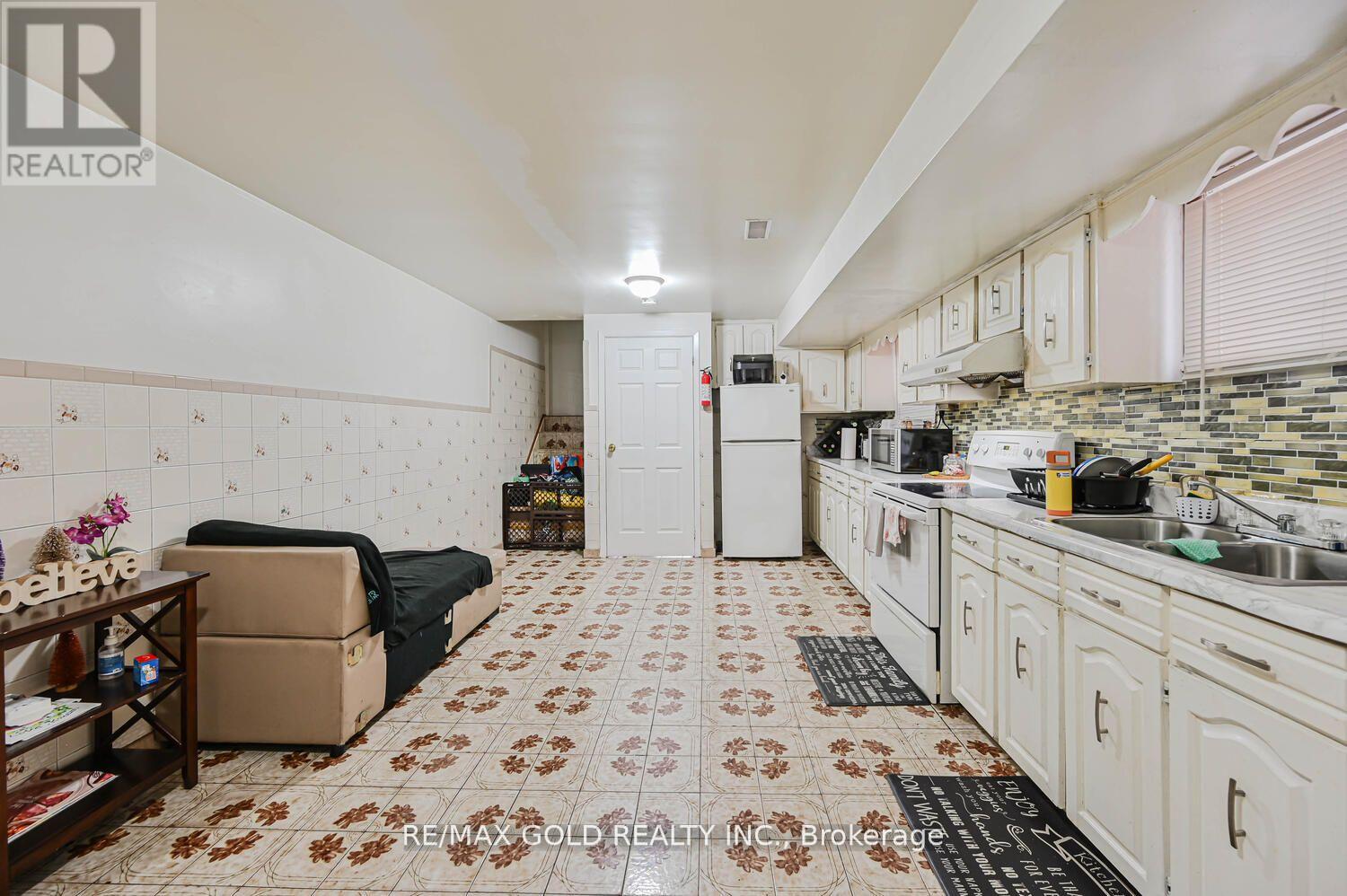 7296 Sigsbee Drive, Mississauga, Ontario  L4T 4A2 - Photo 32 - W12512332