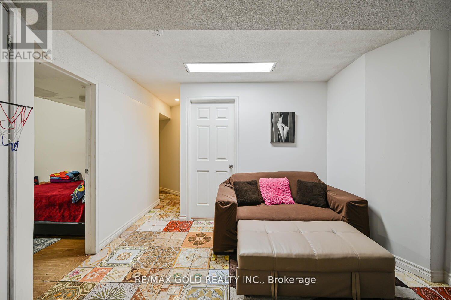 7296 Sigsbee Drive, Mississauga, Ontario  L4T 4A2 - Photo 34 - W12512332