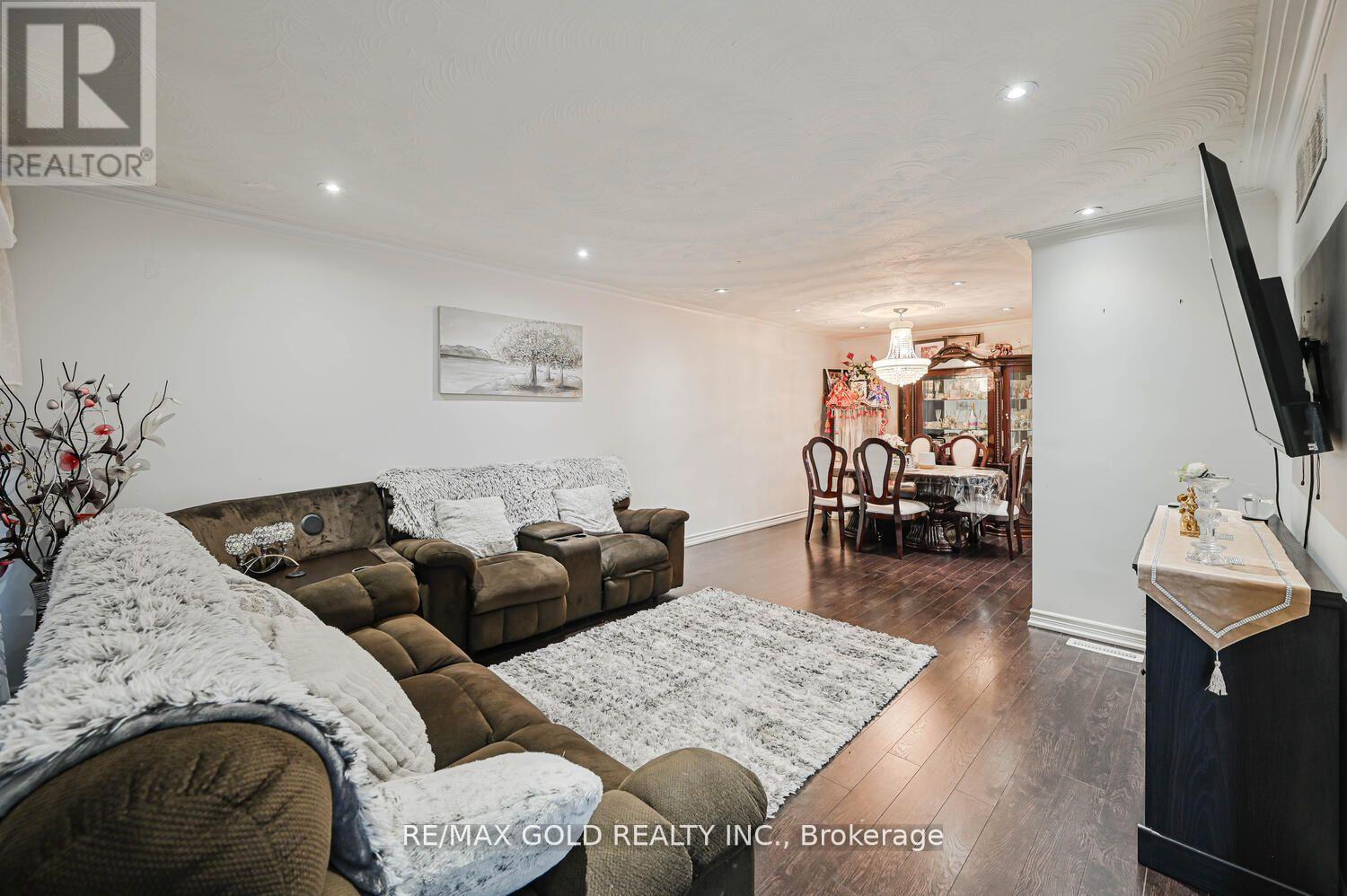 7296 Sigsbee Drive, Mississauga, Ontario  L4T 4A2 - Photo 5 - W12512332