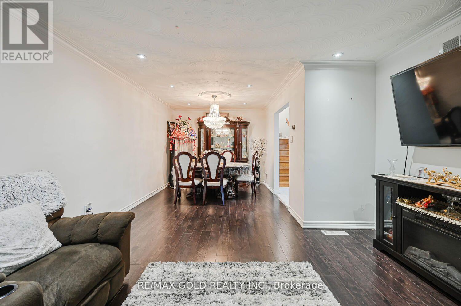 7296 Sigsbee Drive, Mississauga, Ontario  L4T 4A2 - Photo 6 - W12512332