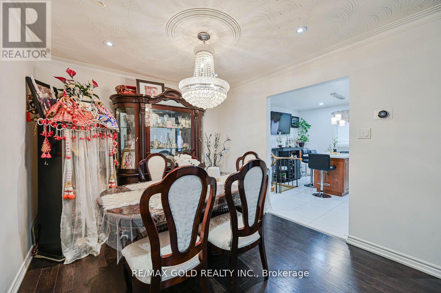 7296 Sigsbee Drive, Mississauga, Ontario  L4T 4A2 - Photo 8 - W12512332