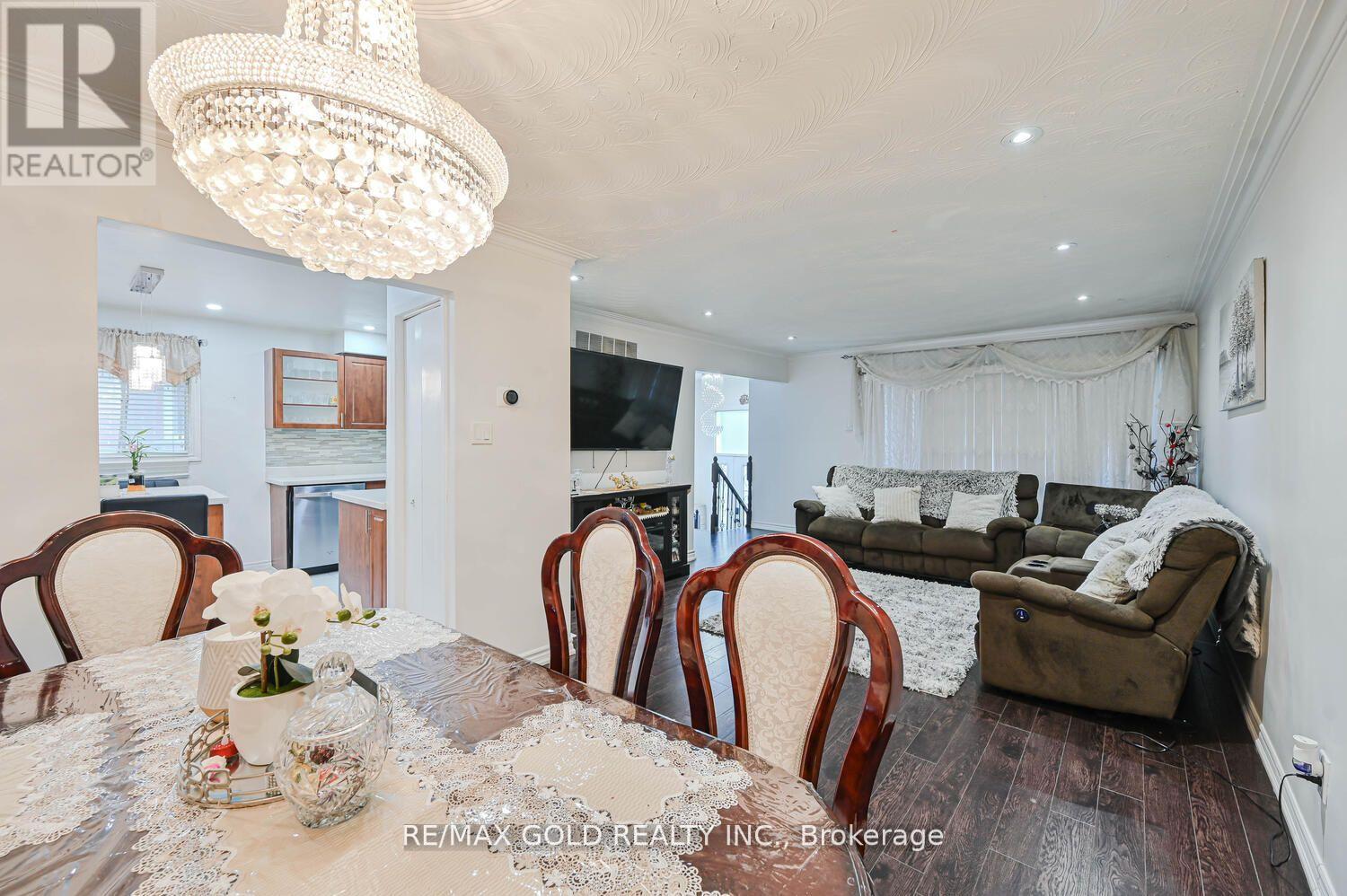 7296 Sigsbee Drive, Mississauga, Ontario  L4T 4A2 - Photo 9 - W12512332