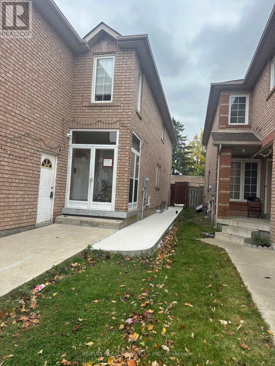 55 Lauraglen Crescent, Brampton, Ontario  L6Y 5A5 - Photo 3 - W12512508