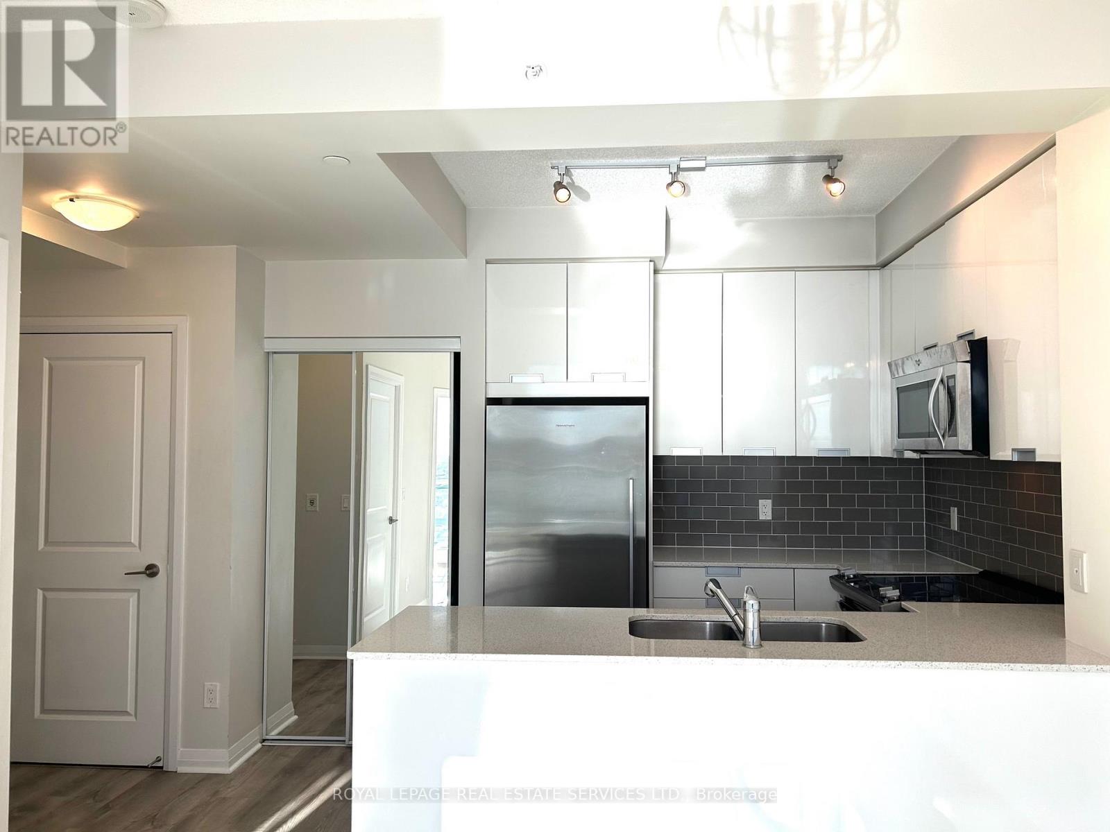 1701 - 55 Eglinton Avenue W, Mississauga, Ontario  L5R 0E4 - Photo 9 - W12512578