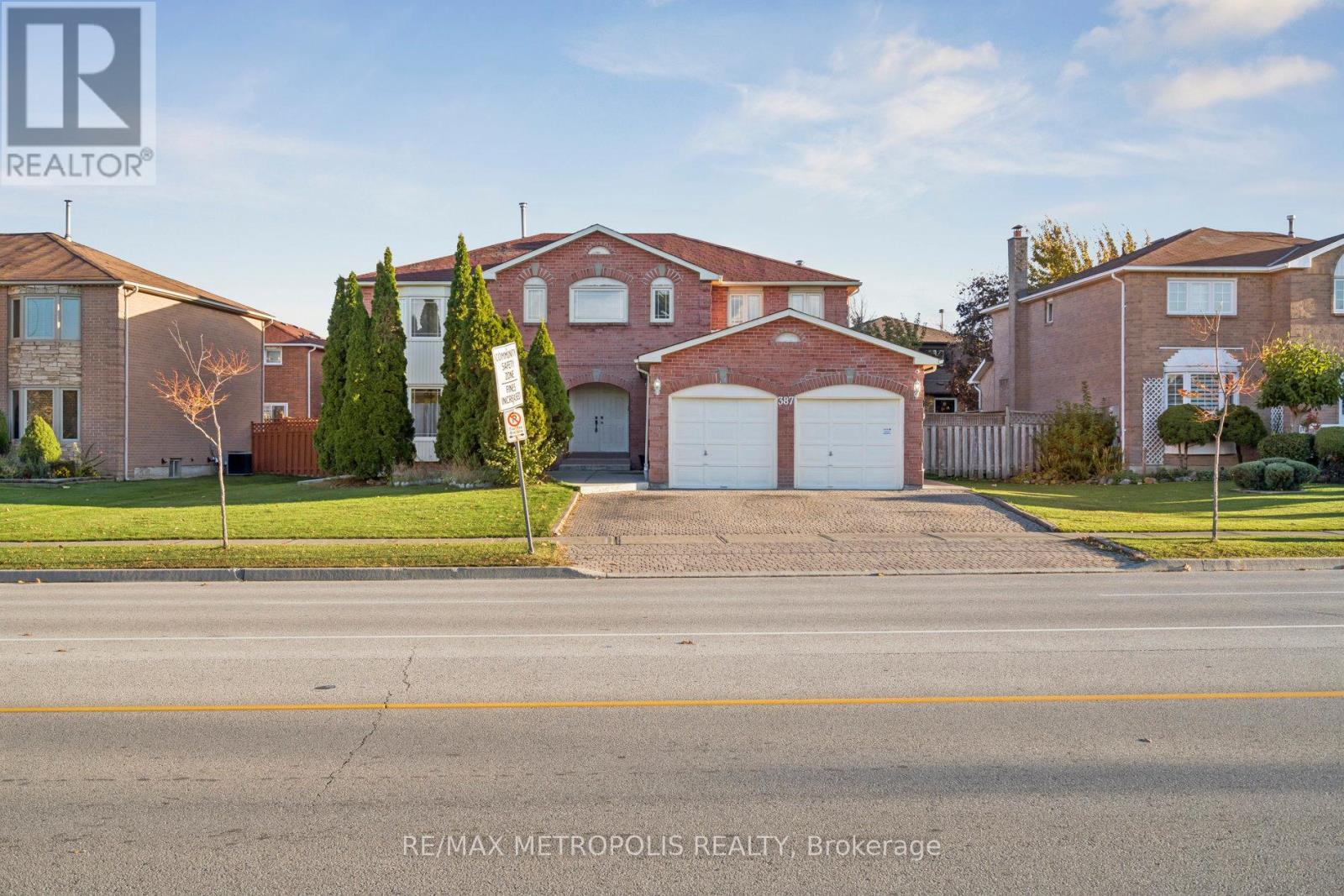 387 Ray Lawson Boulevard, Brampton, Ontario  L6Y 3X7 - Photo 1 - W12512580