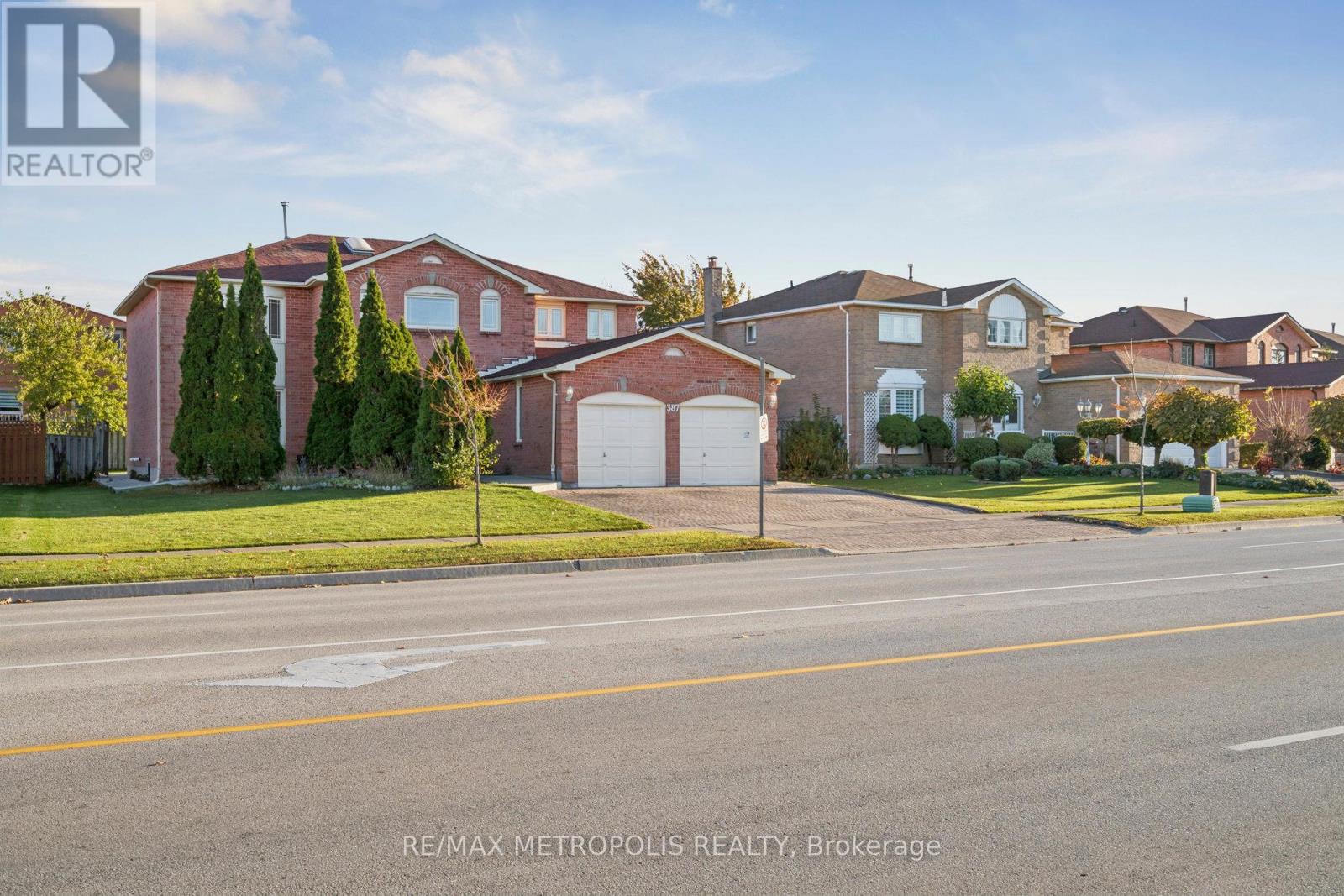 387 Ray Lawson Boulevard, Brampton, Ontario  L6Y 3X7 - Photo 2 - W12512580