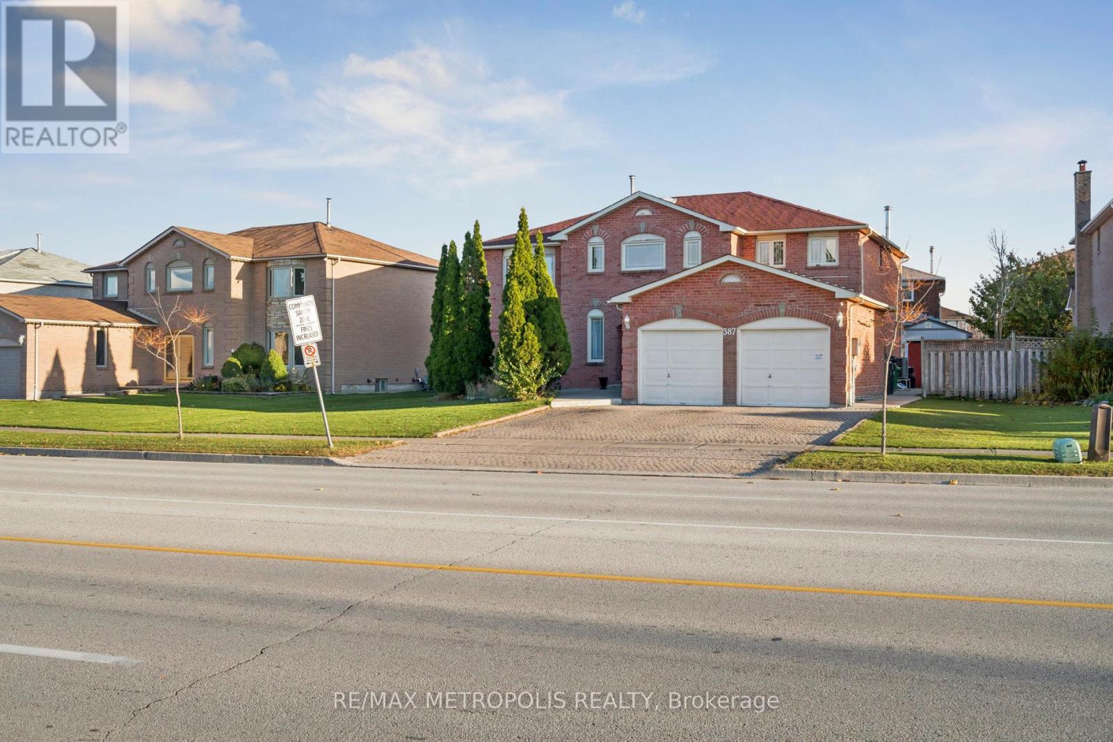 387 Ray Lawson Boulevard, Brampton, Ontario  L6Y 3X7 - Photo 3 - W12512580