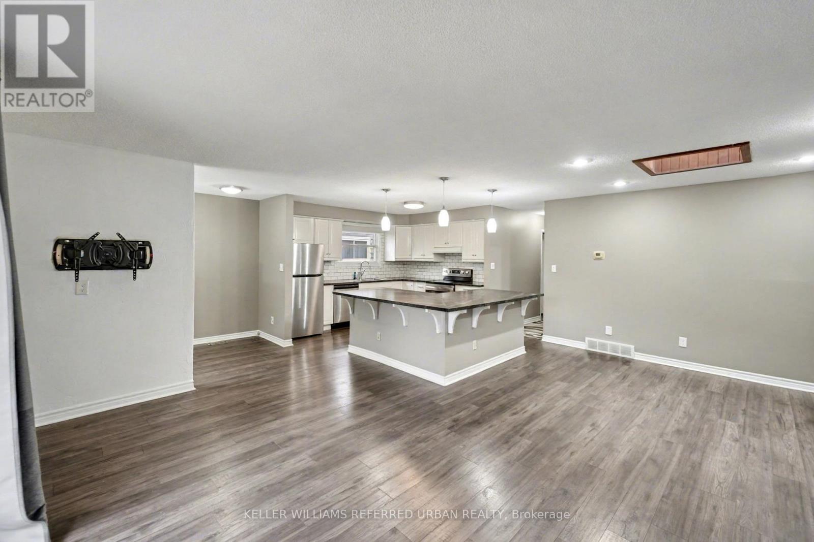 4 Deborah Court, St. Catharines, Ontario  L2P 3R6 - Photo 4 - X12512338