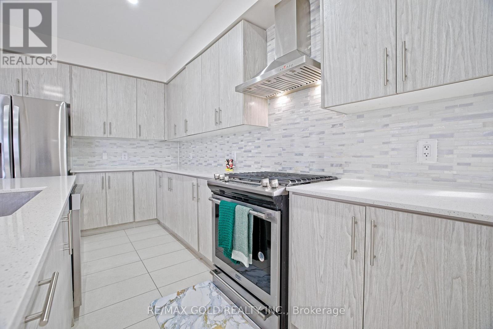 71 Gloria Street, Kitchener, Ontario  N2R 0R4 - Photo 13 - X12512348