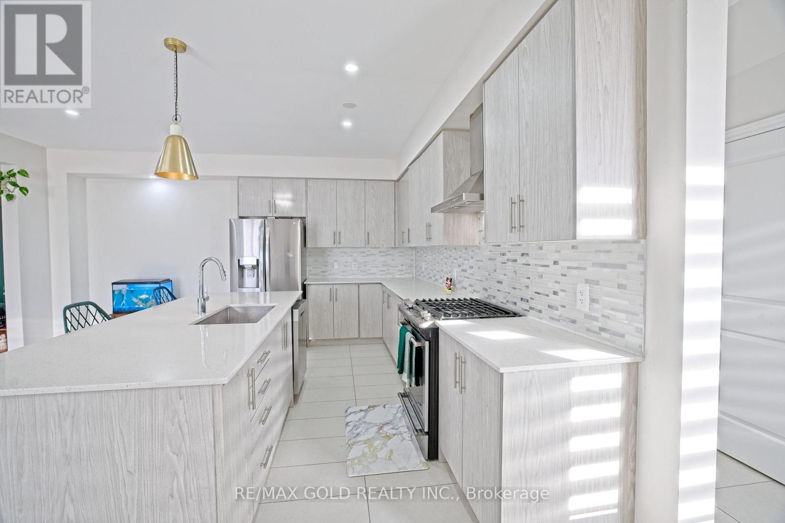 71 Gloria Street, Kitchener, Ontario  N2R 0R4 - Photo 6 - X12512348