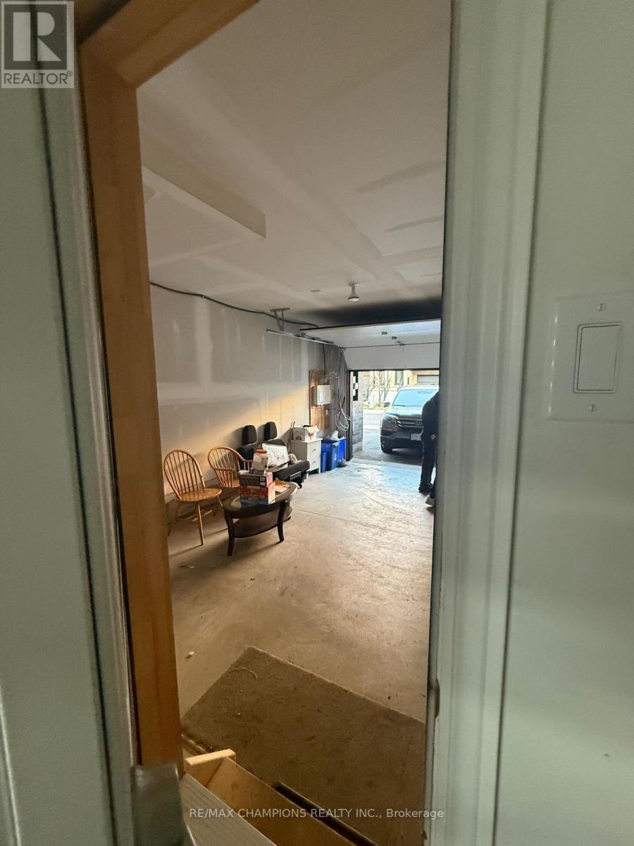 10 Radison Lane, Hamilton, Ontario  L8H 0B5 - Photo 10 - X12512380