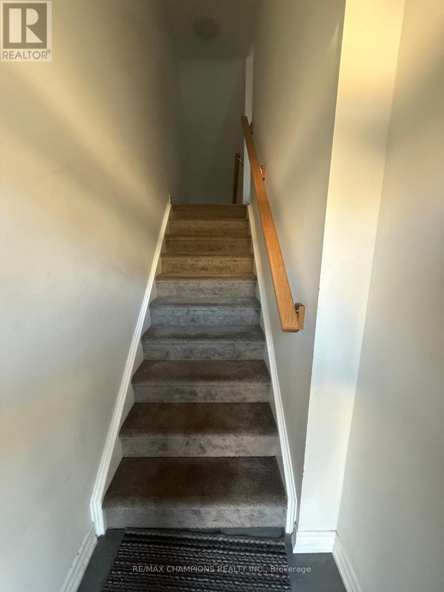 10 Radison Lane, Hamilton, Ontario  L8H 0B5 - Photo 4 - X12512380