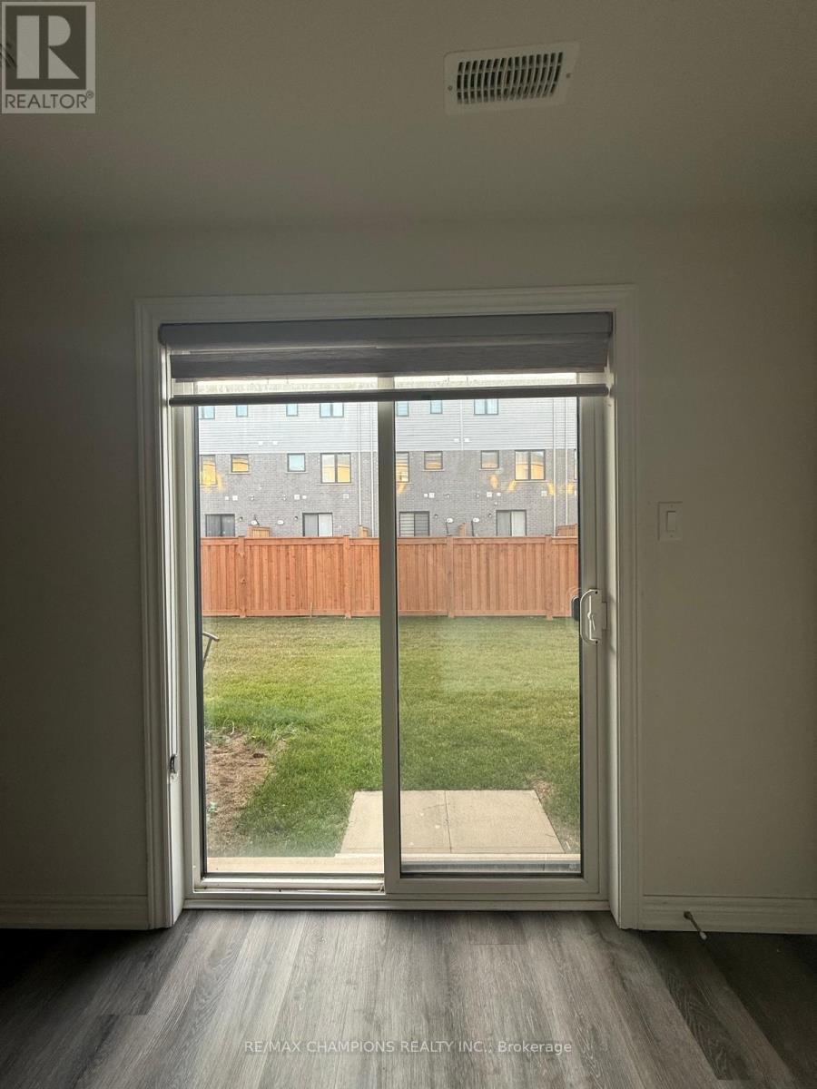 10 Radison Lane, Hamilton, Ontario  L8H 0B5 - Photo 9 - X12512380