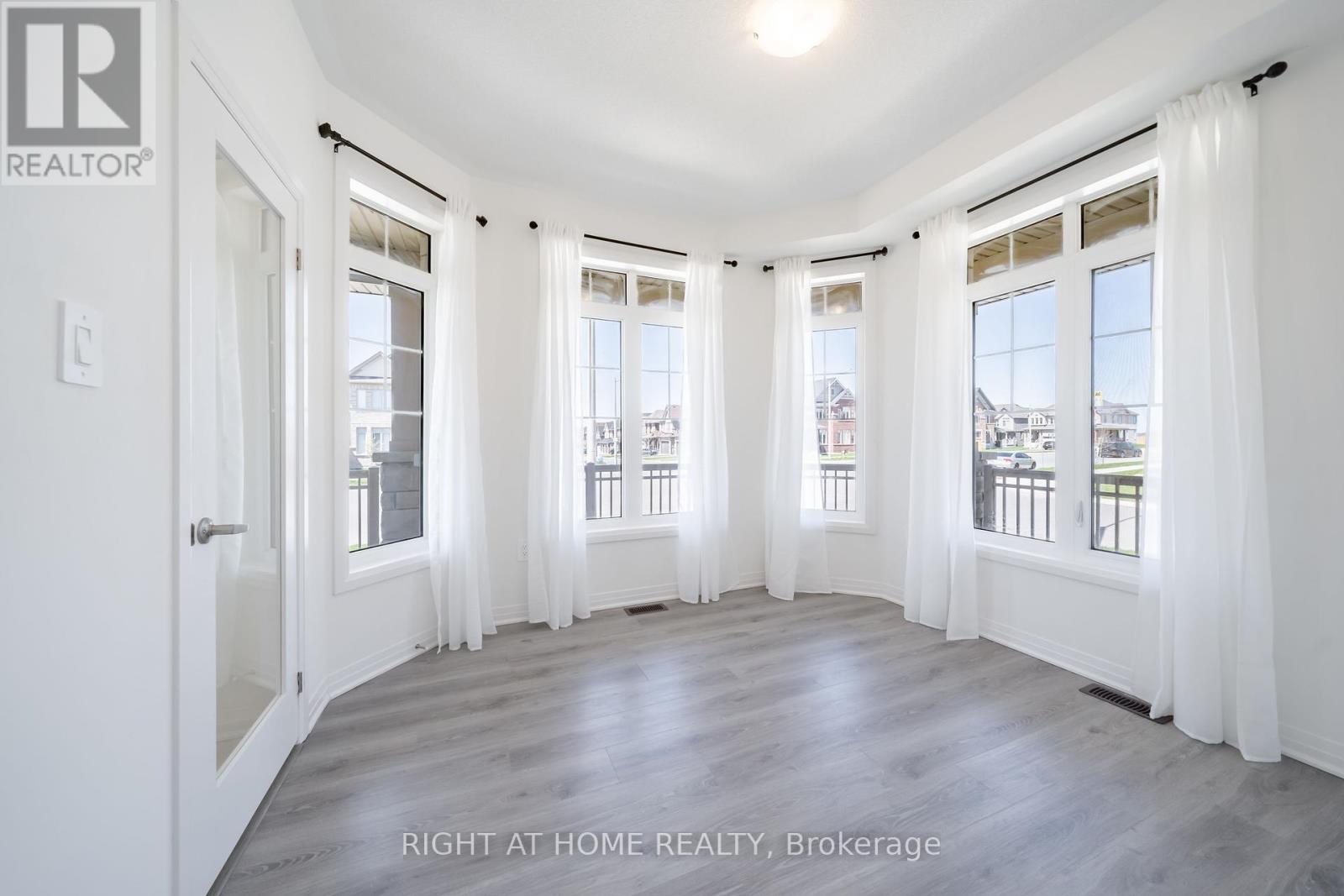 42 Copperhill Hts Drive E, Barrie, Ontario L9J 0C3 - Photo 10 - S12398768