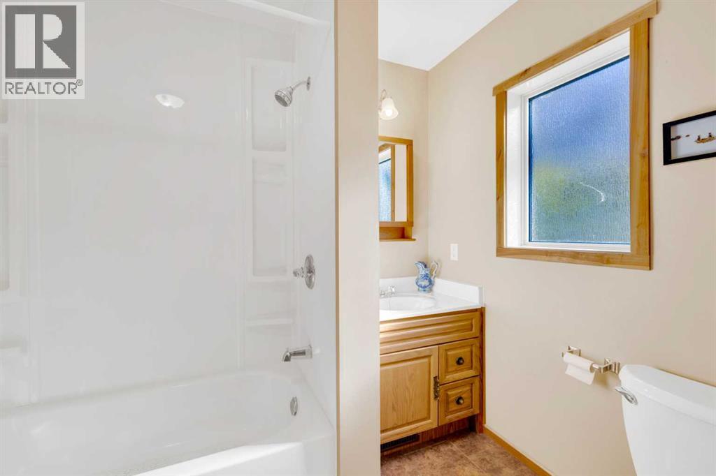 97 Oliver Avenue, Gull Lake, Alberta  T4L 2N1 - Photo 11 - A2264062