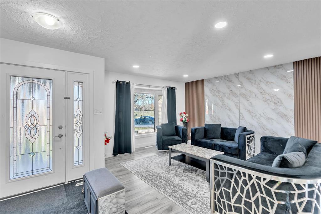 66 Stardust Crescent, Winnipeg, Manitoba  R2P 2H5 - Photo 3 - 202527877