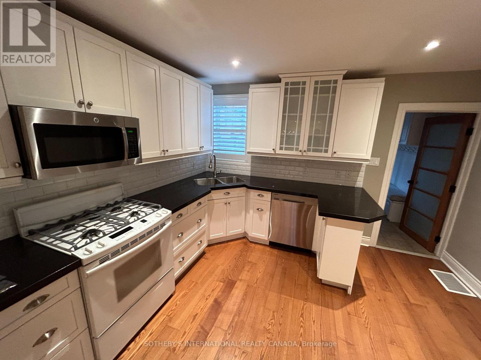 Upper - 15 Castlefield Avenue, Toronto, Ontario  M4R 1G3 - Photo 3 - C12512738