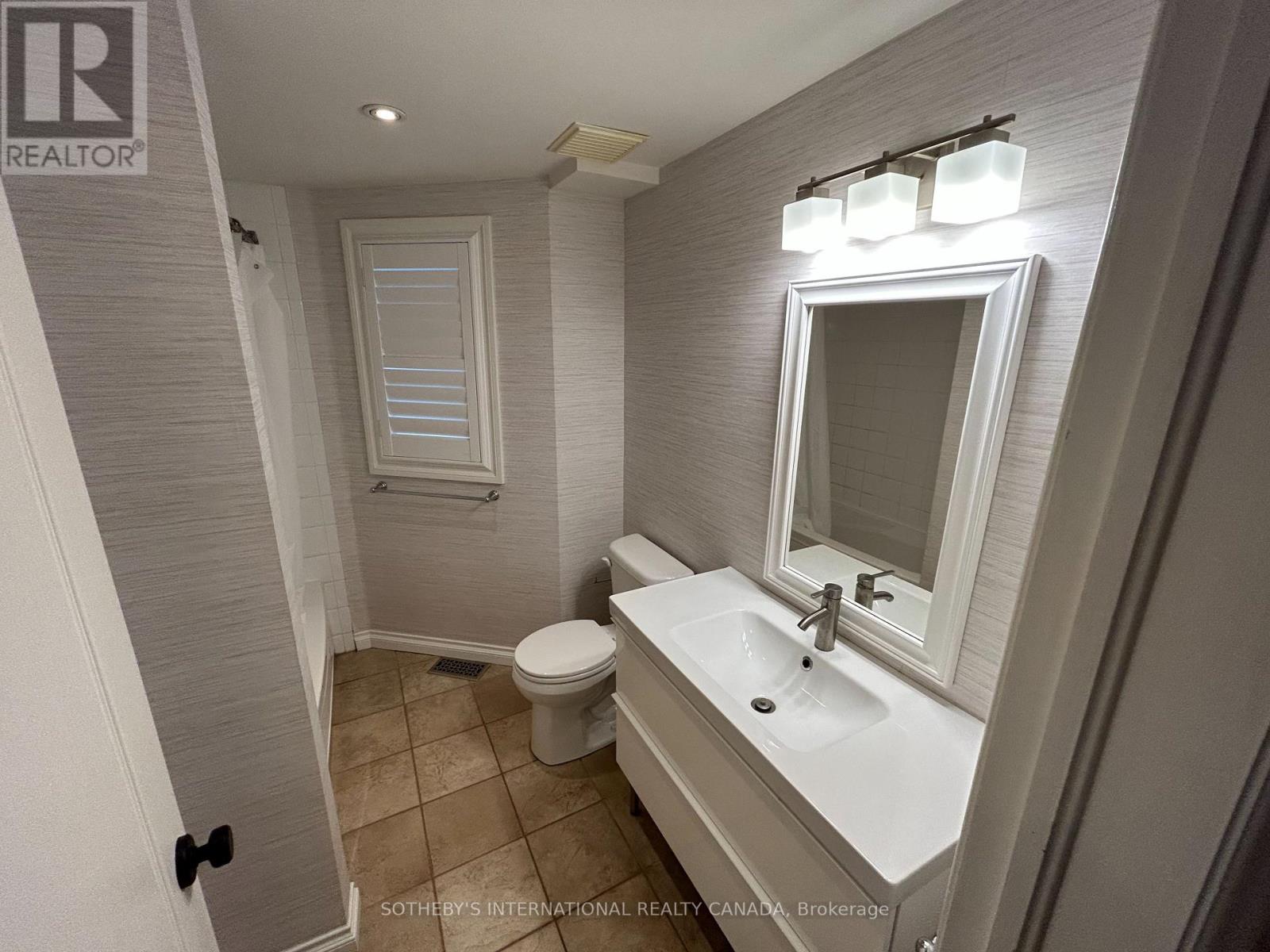 Upper - 15 Castlefield Avenue, Toronto, Ontario  M4R 1G3 - Photo 5 - C12512738