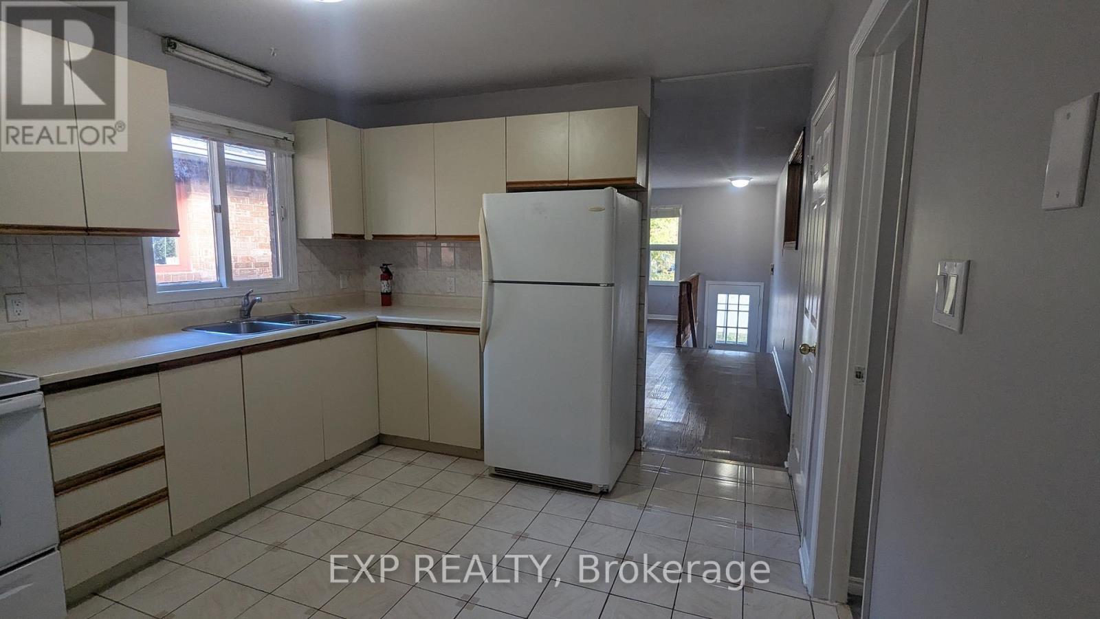 24 Hodgins Avenue, Georgina, Ontario  L4P 3M9 - Photo 10 - N12512734