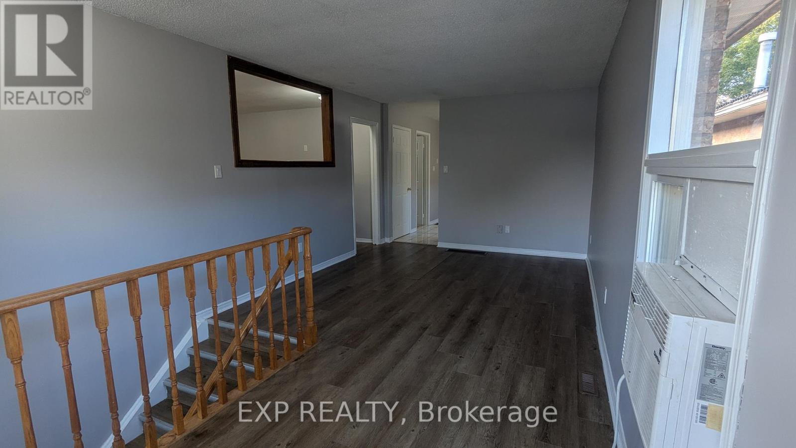 24 Hodgins Avenue, Georgina, Ontario  L4P 3M9 - Photo 3 - N12512734