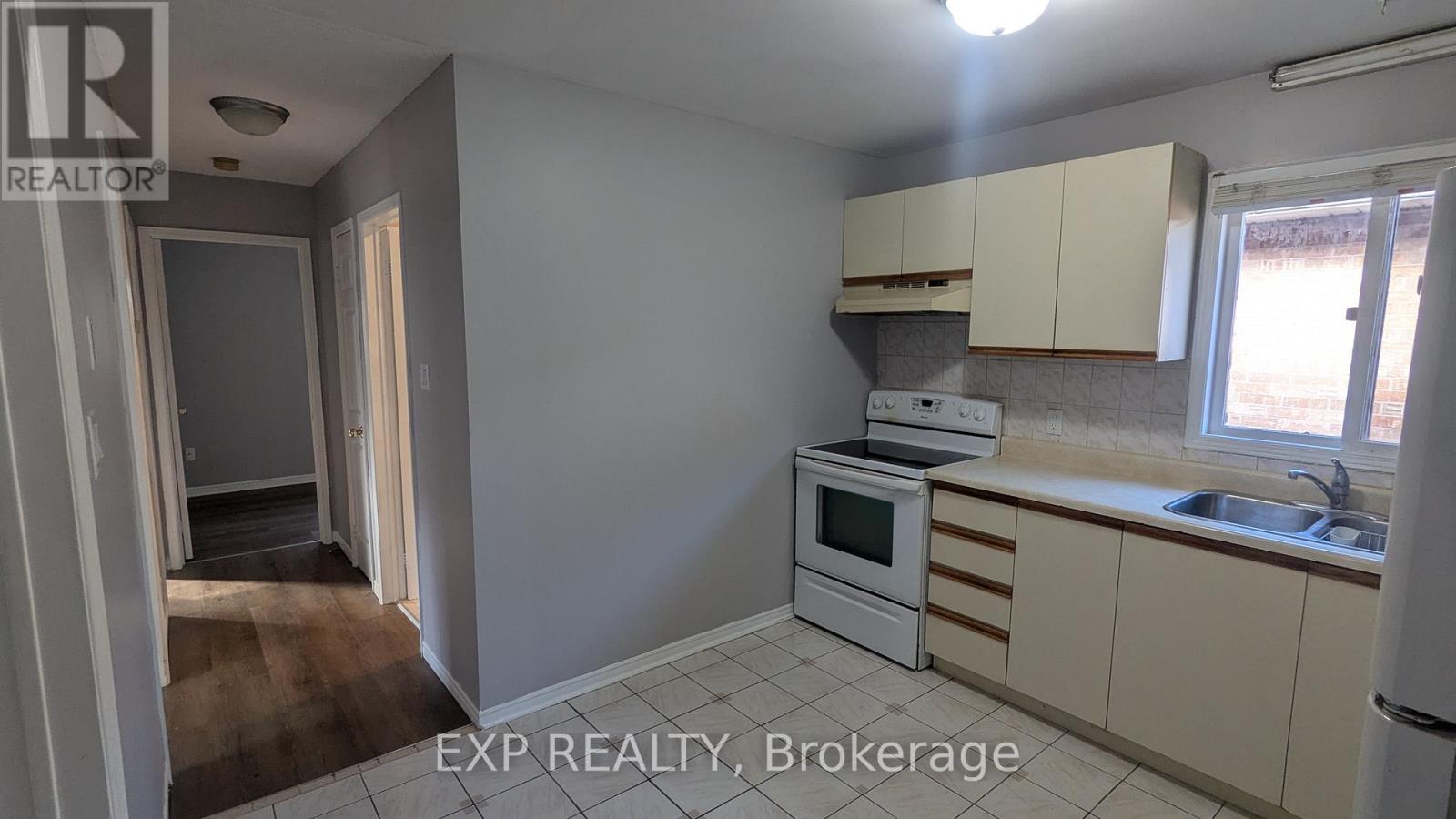 24 Hodgins Avenue, Georgina, Ontario  L4P 3M9 - Photo 6 - N12512734