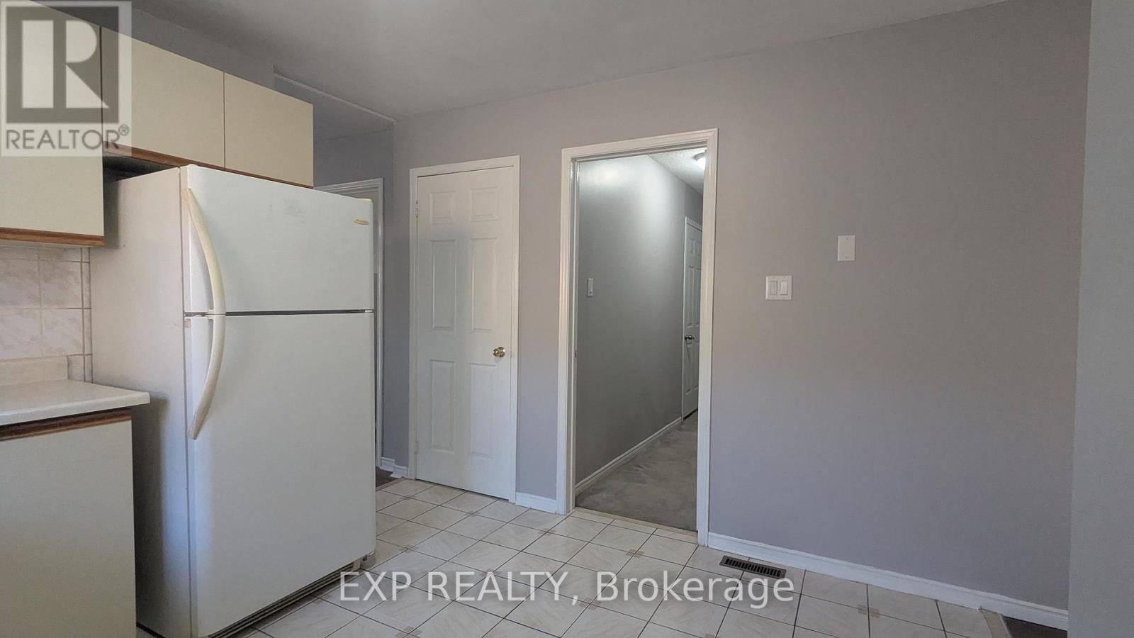 24 Hodgins Avenue, Georgina, Ontario  L4P 3M9 - Photo 7 - N12512734